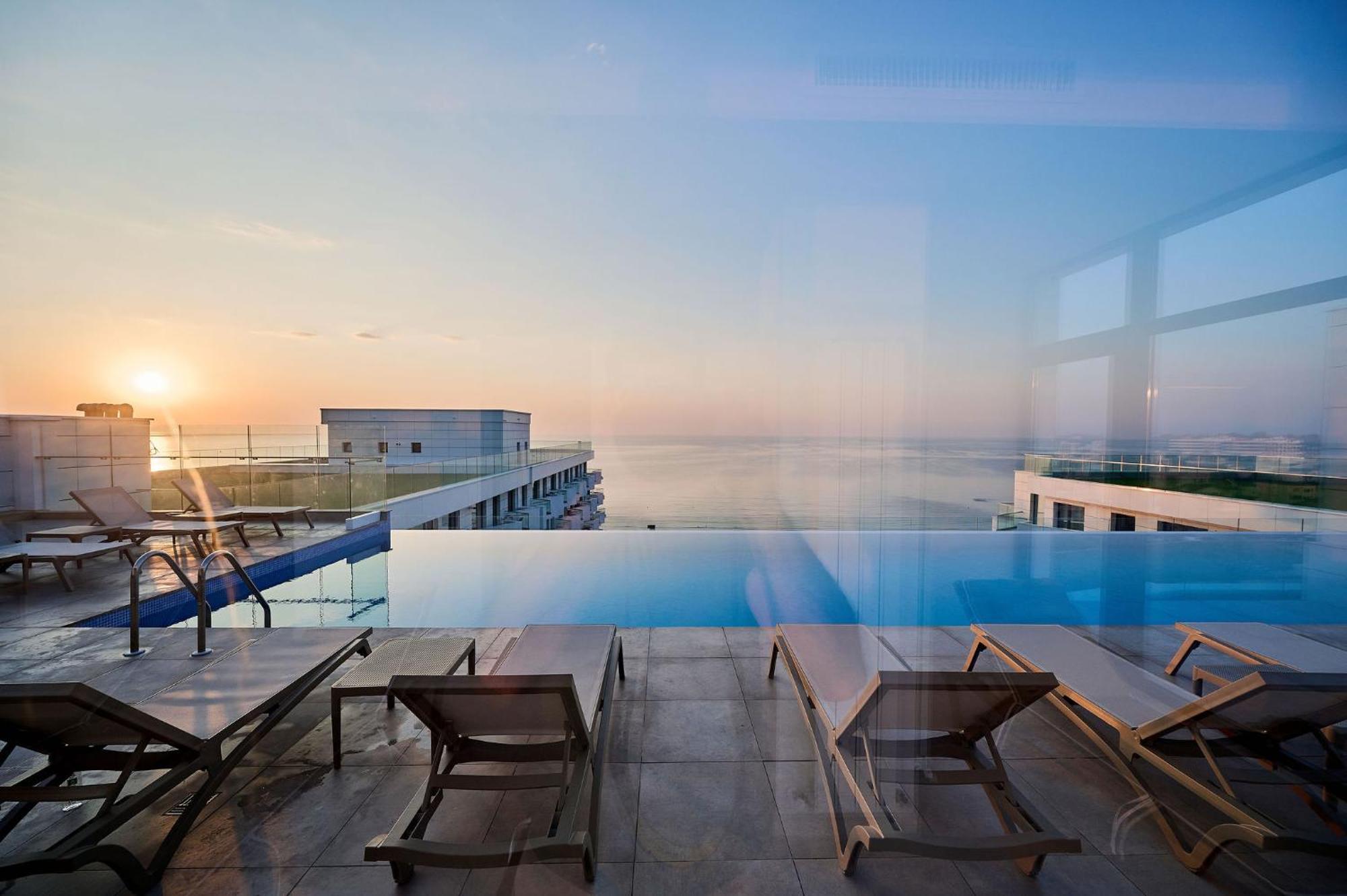 Jad Apartment In Infinity Beach Resort - Parking Mamaia Exteriör bild