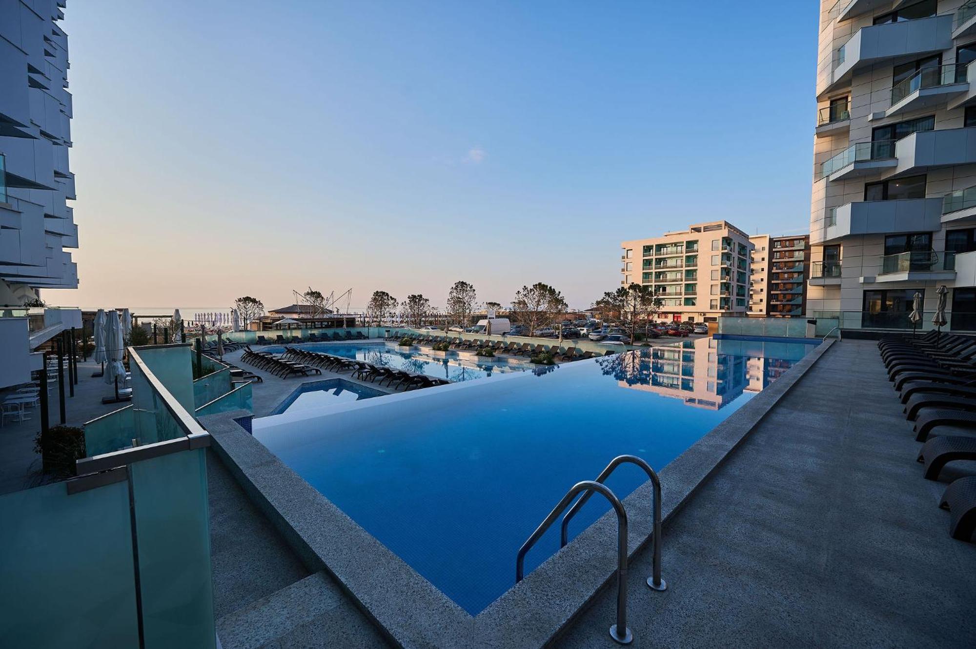 Jad Apartment In Infinity Beach Resort - Parking Mamaia Exteriör bild